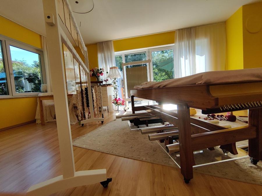 Behandlungsraum mit farbigem Licht